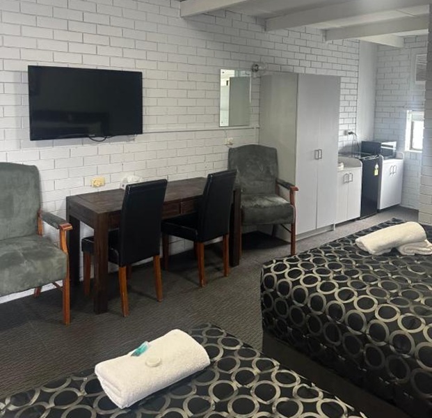 Family Room Queen + 3 Single