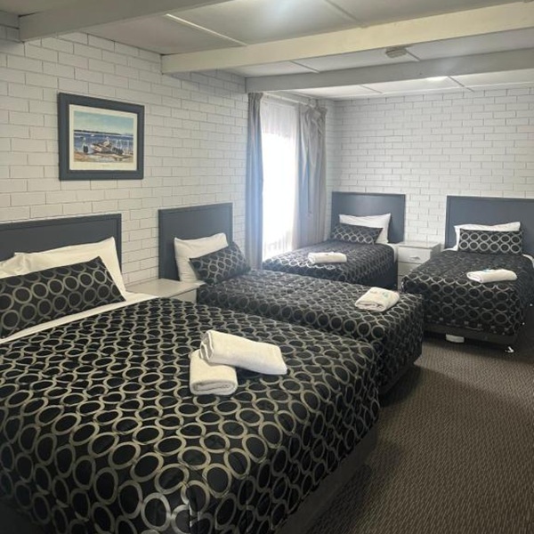 Family Room Queen + 3 Single