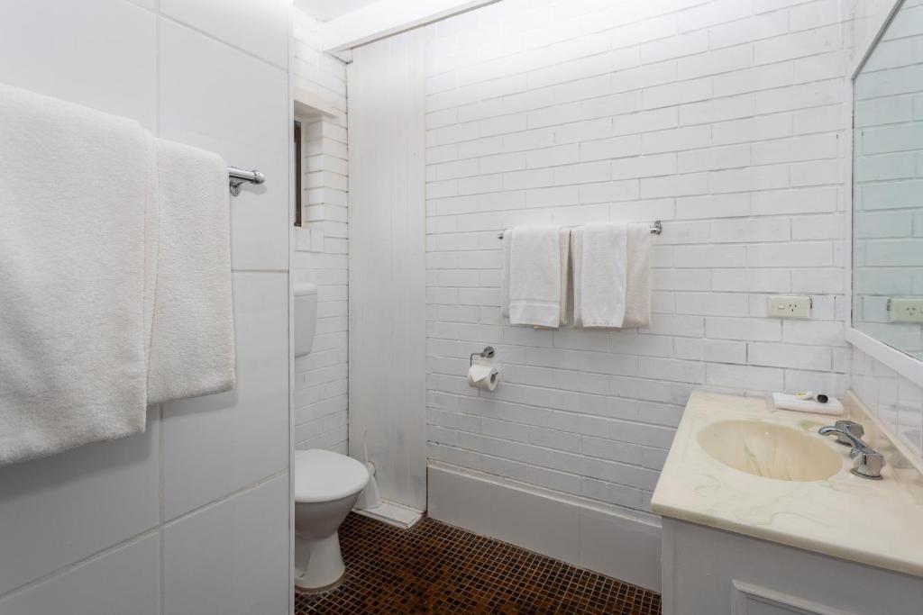 Family Room Queen + 3 Single