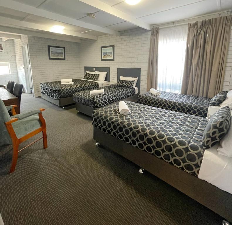 Family Room Queen + 3 Single