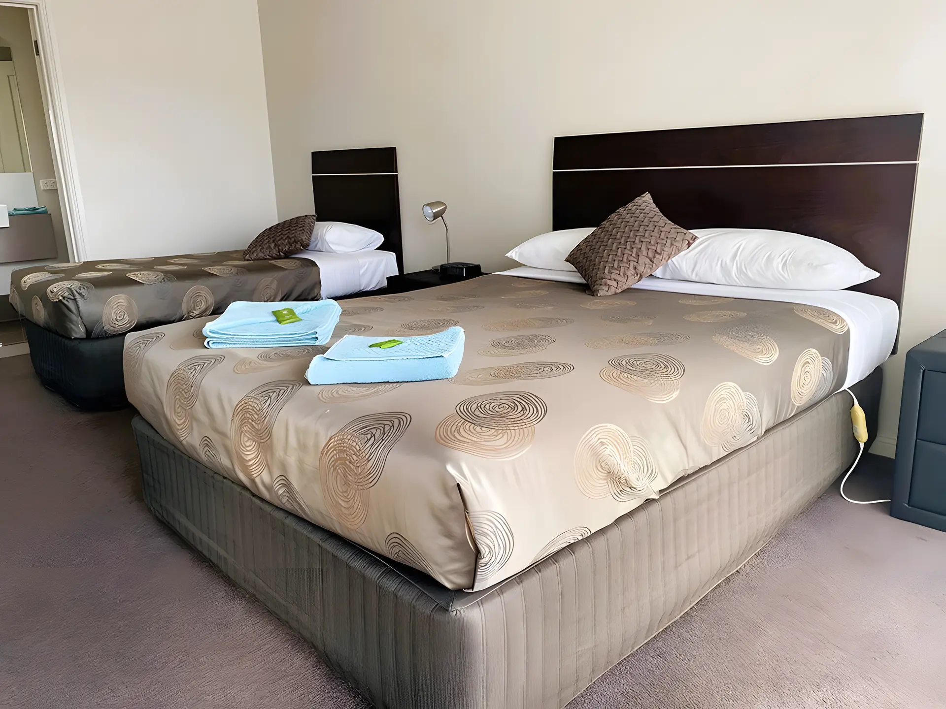 Executive Twin Room (Queen + Single)