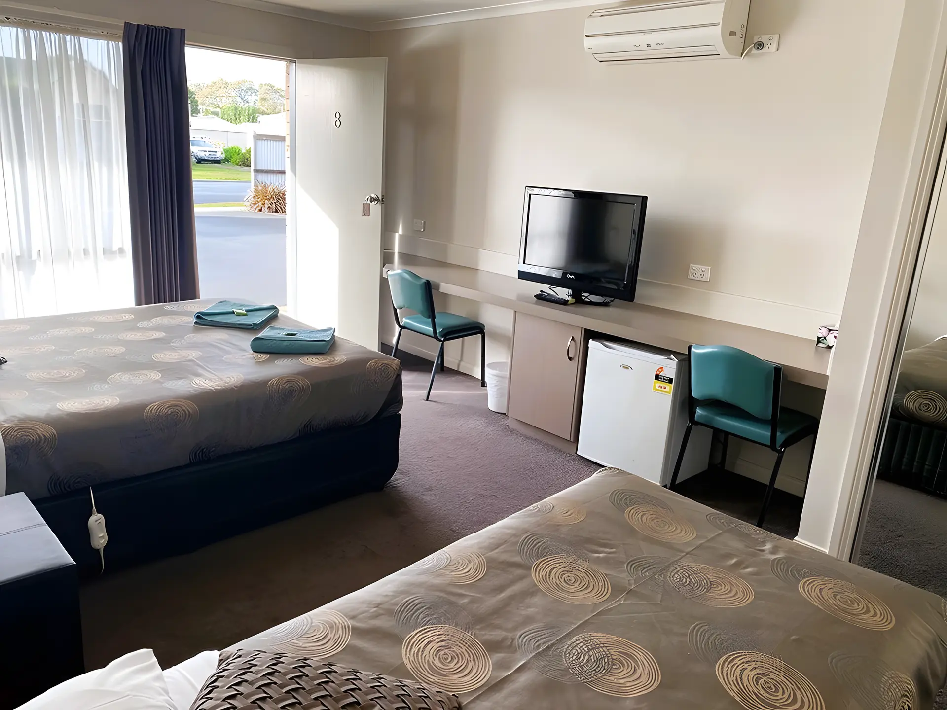 Executive Twin Room (Queen + Single)