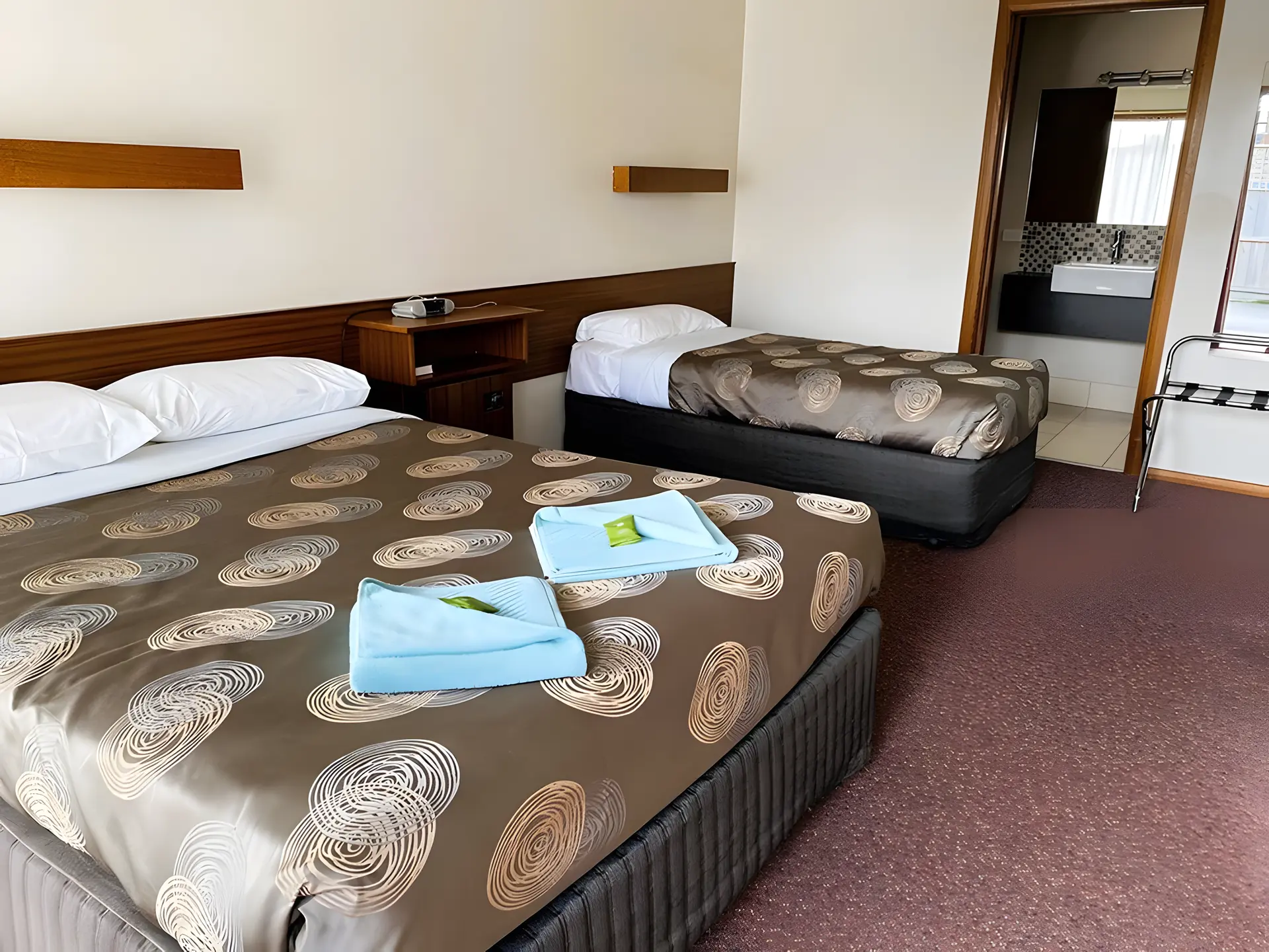 Standard Twin Room (Queen + Single)