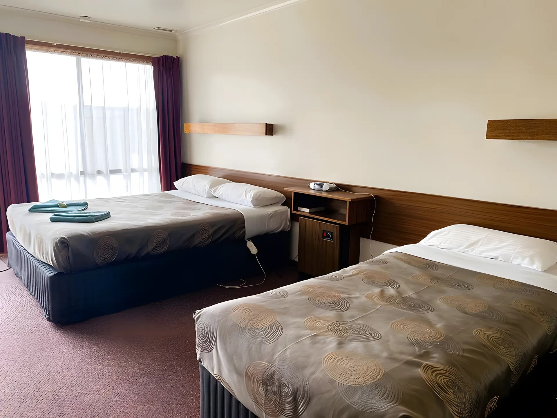 Standard Twin Room (Queen + Single)