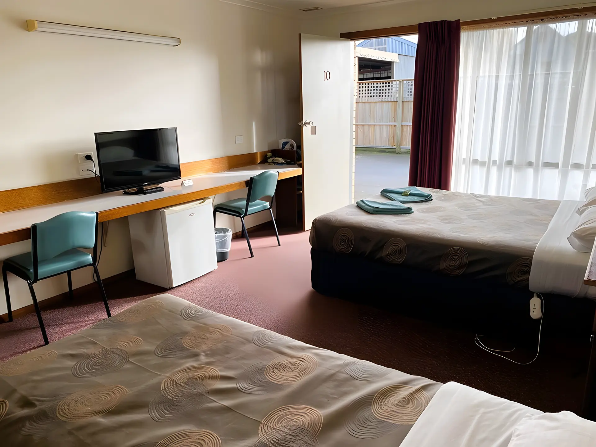 Standard Twin Room (Queen + Single)