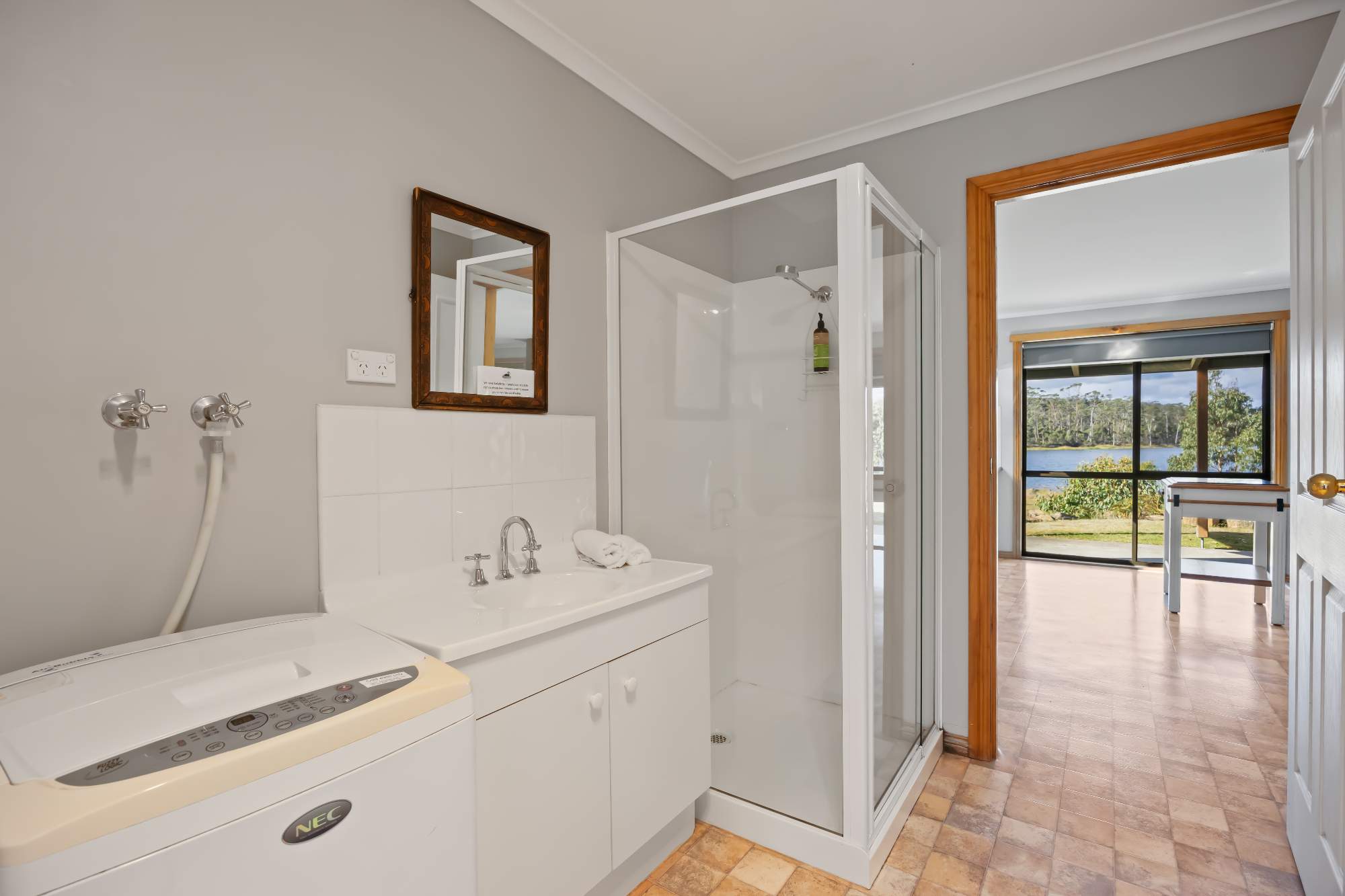 CABIN 3 - Cosy Lakeside Cabin