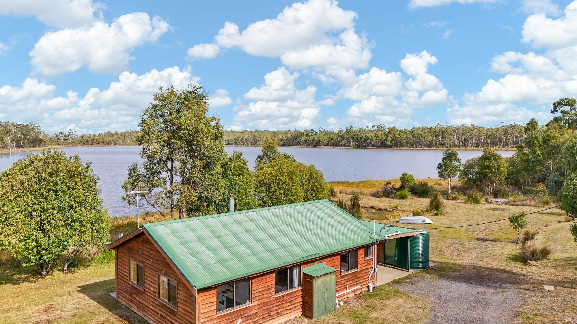 CABIN 2 - Tranquil Lake Setting