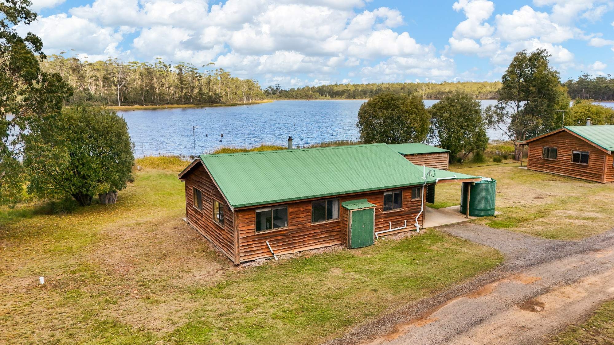 CABIN 1 - Lake Side Retreat