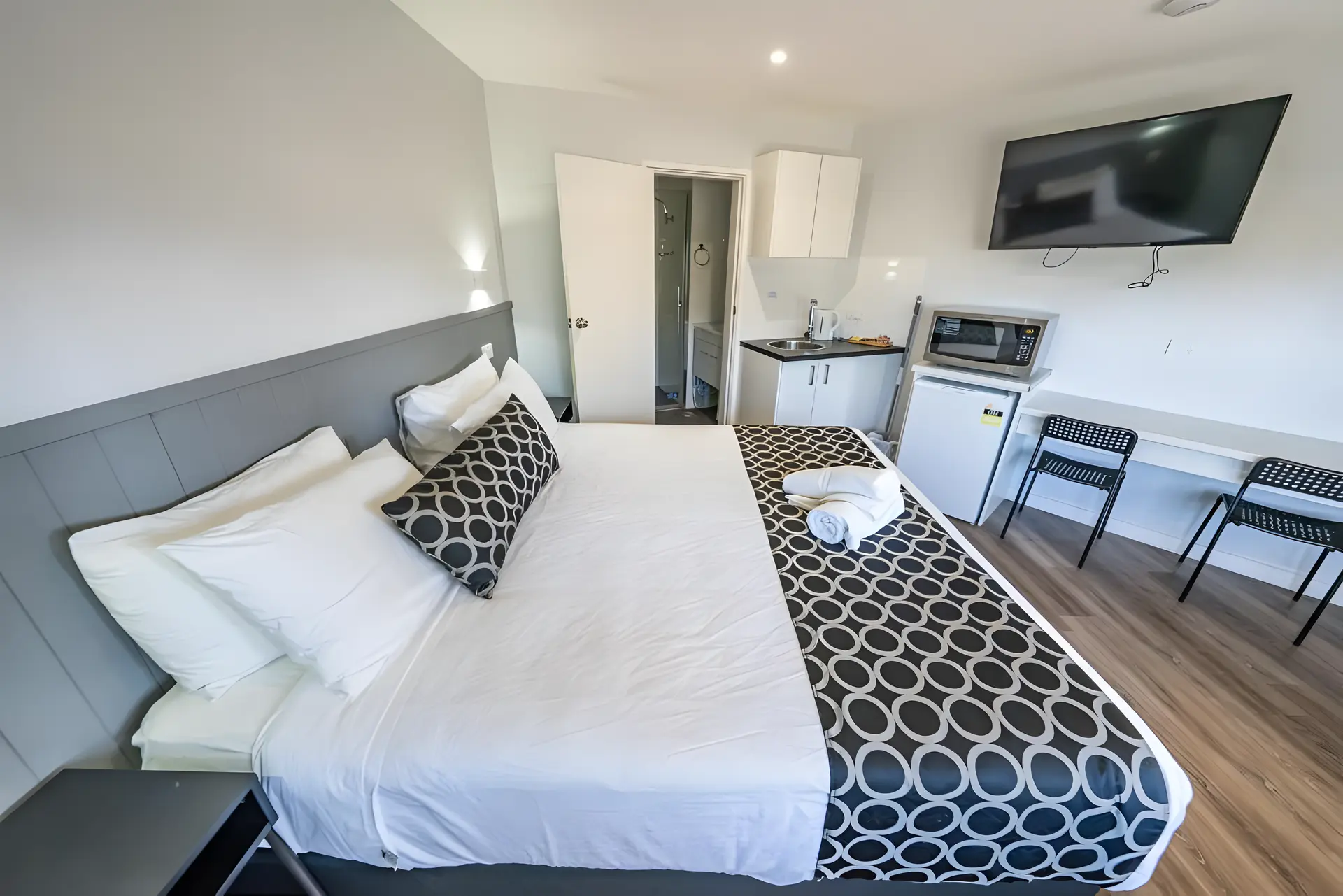 Deluxe King Room With Kitchenette