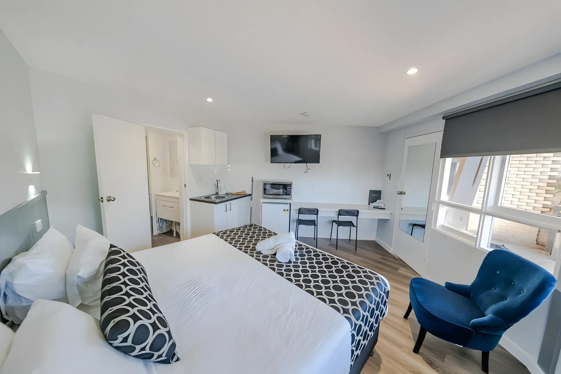 Deluxe King Room With Kitchenette