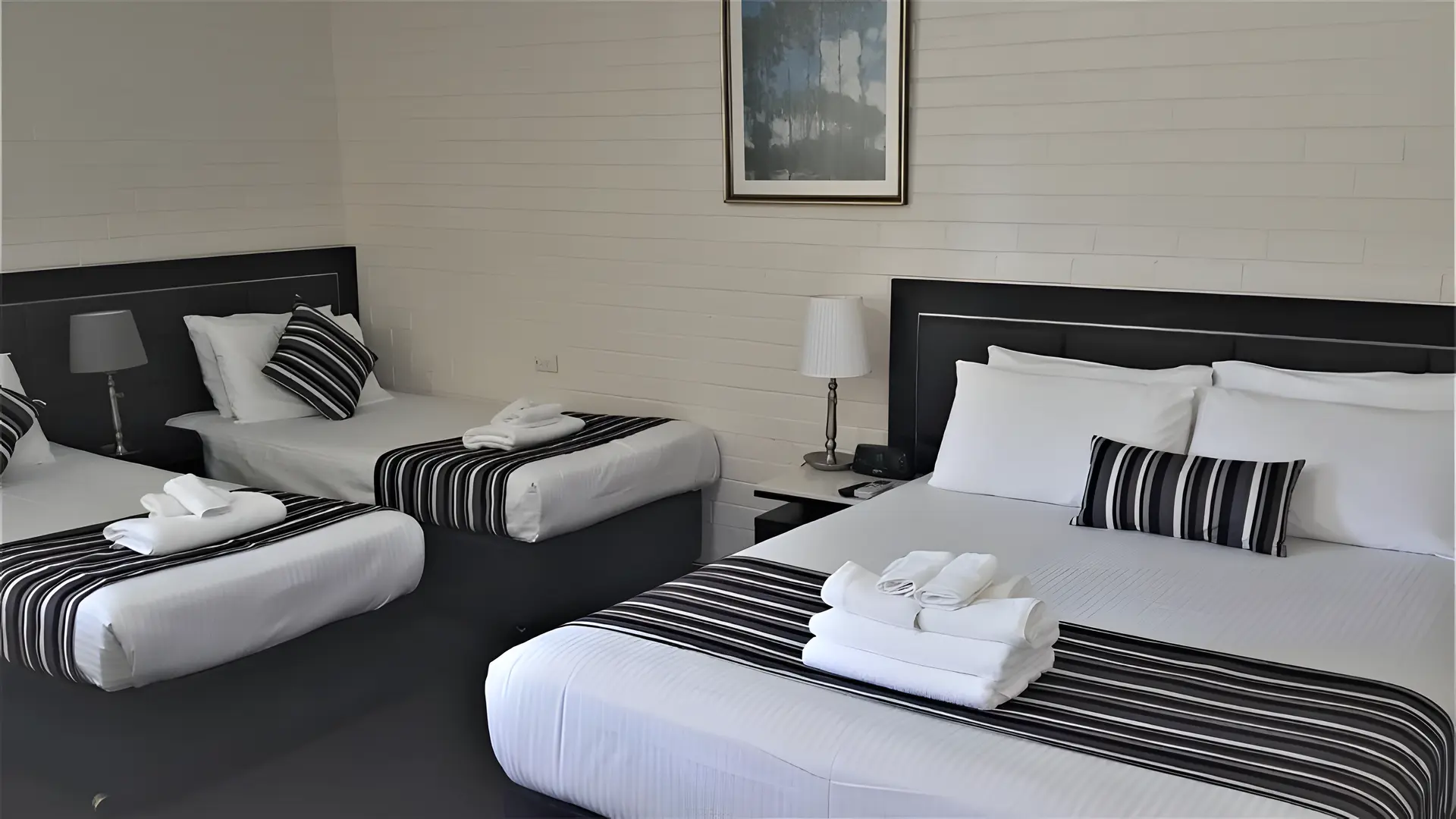 WATERFRONT FAMILY ROOM (KING + 3 SINGLE BEDS)
