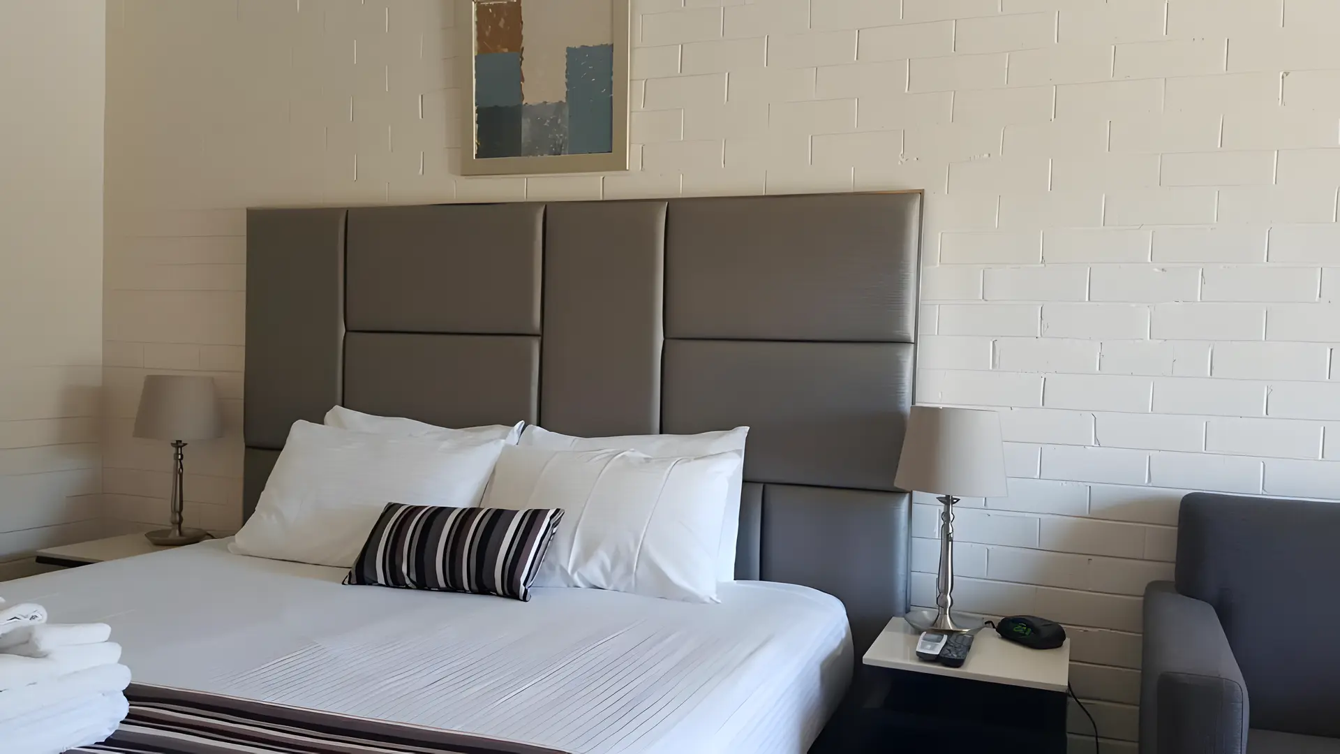 (KING + SINGLE BED) ROOM