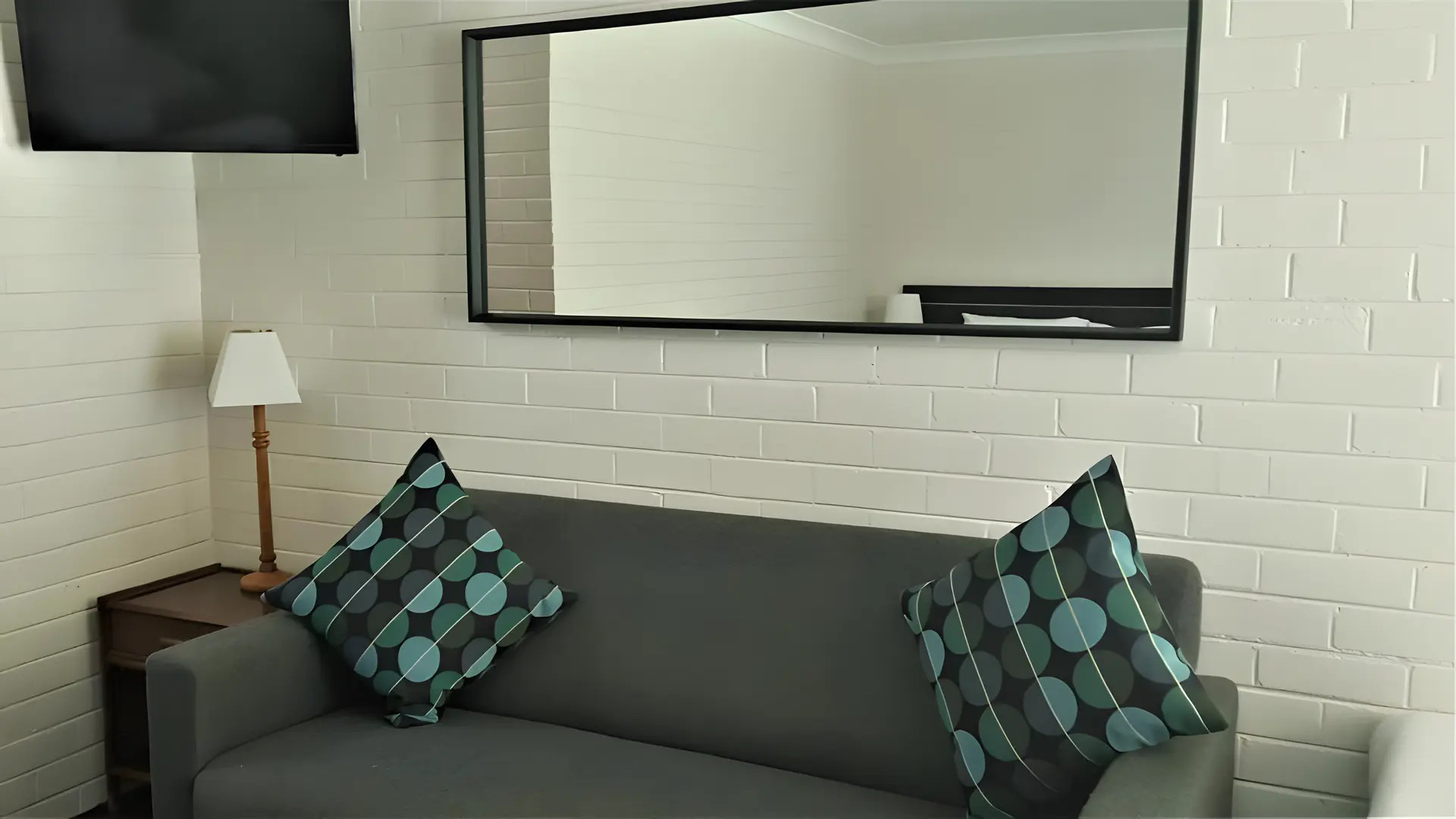 WATERFRONT FAMILY ROOM (KING + 3 SINGLE BEDS)