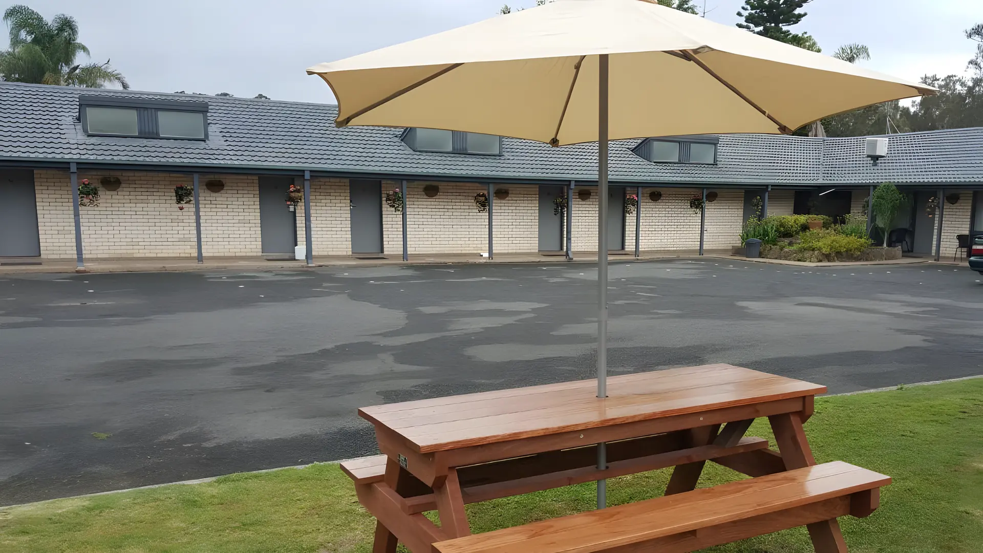 Hibiscus lakeside motel