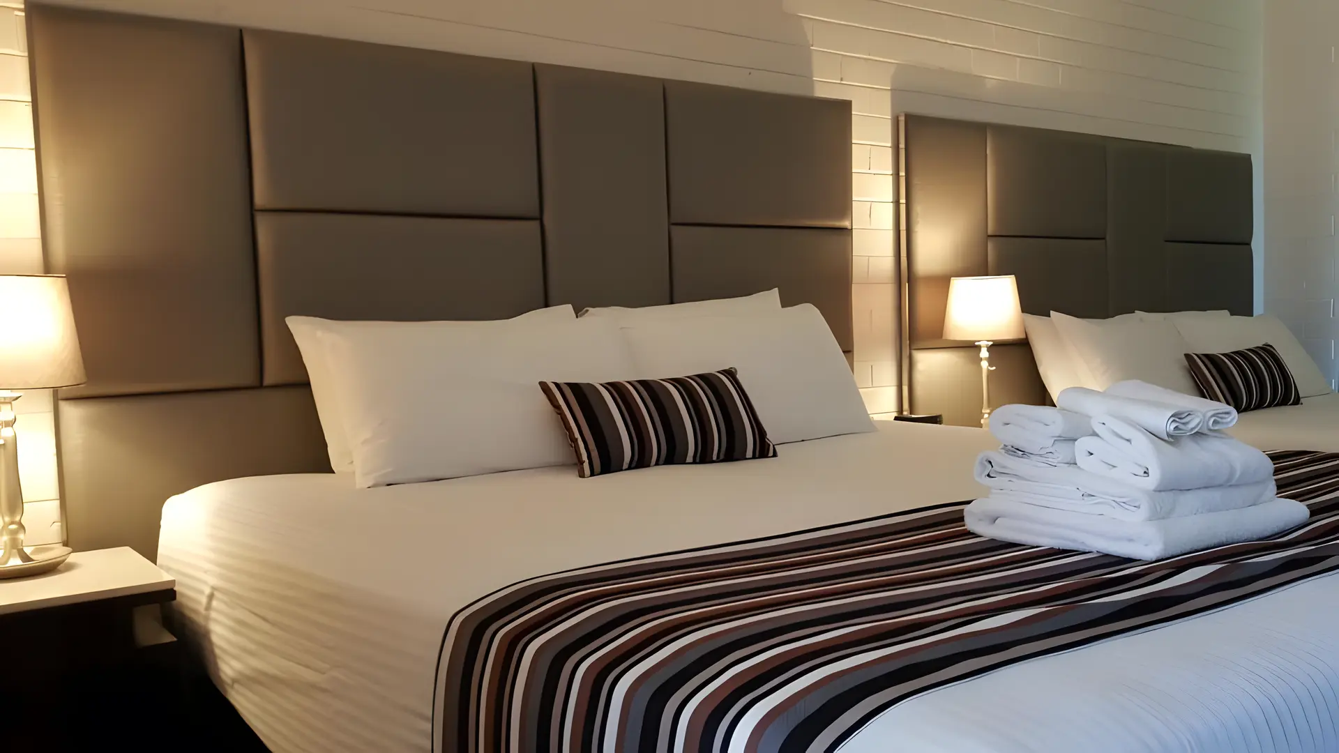 WATERFRONT (KING + QUEEN BED) ROOM