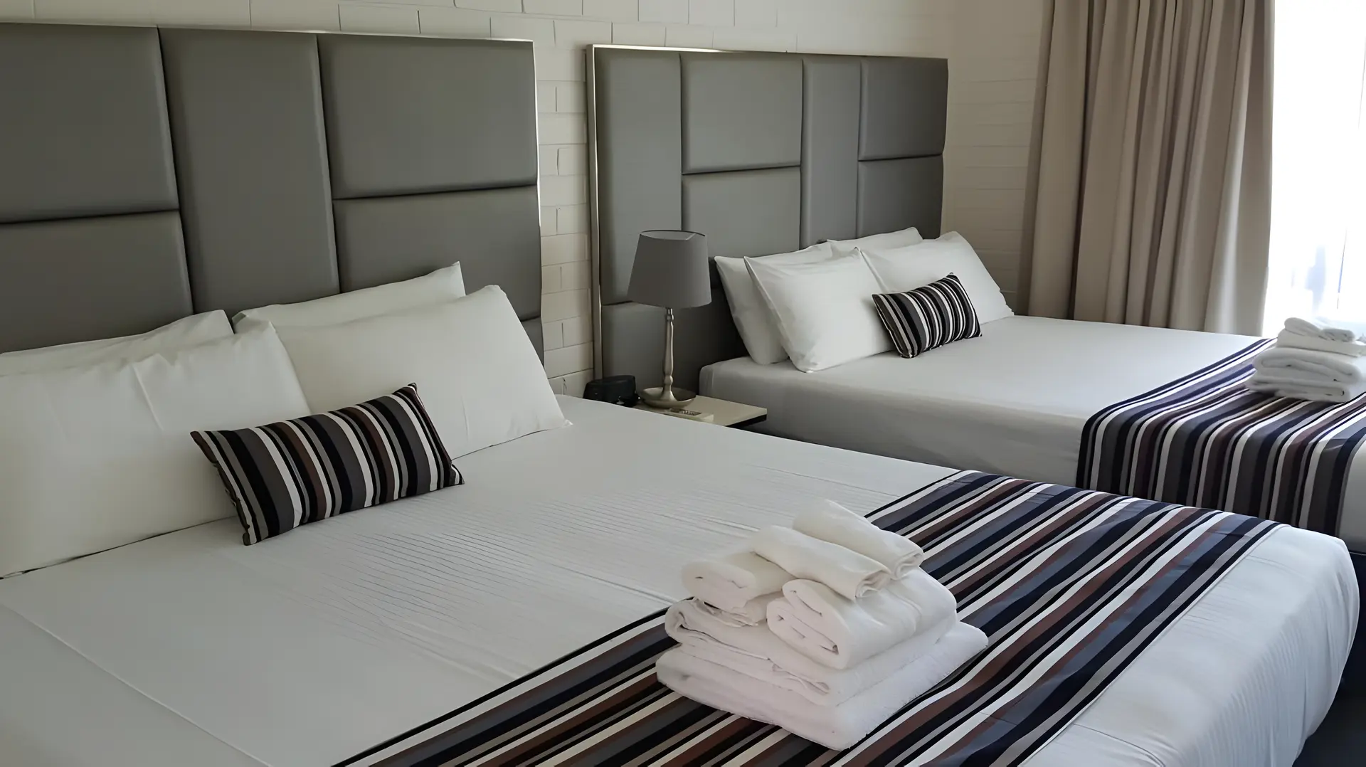 WATERFRONT (KING + QUEEN BED) ROOM