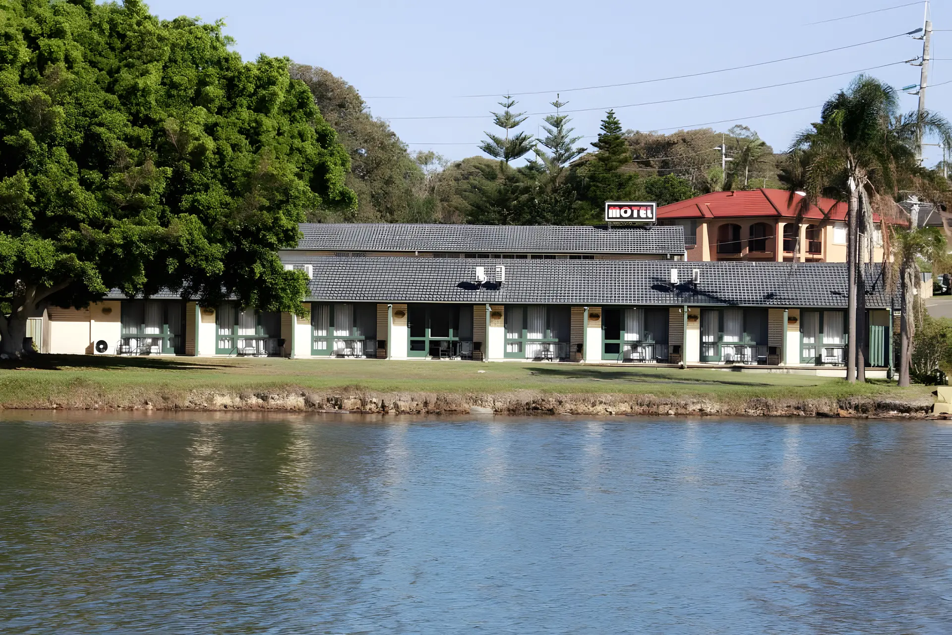 Hibiscus lakeside motel