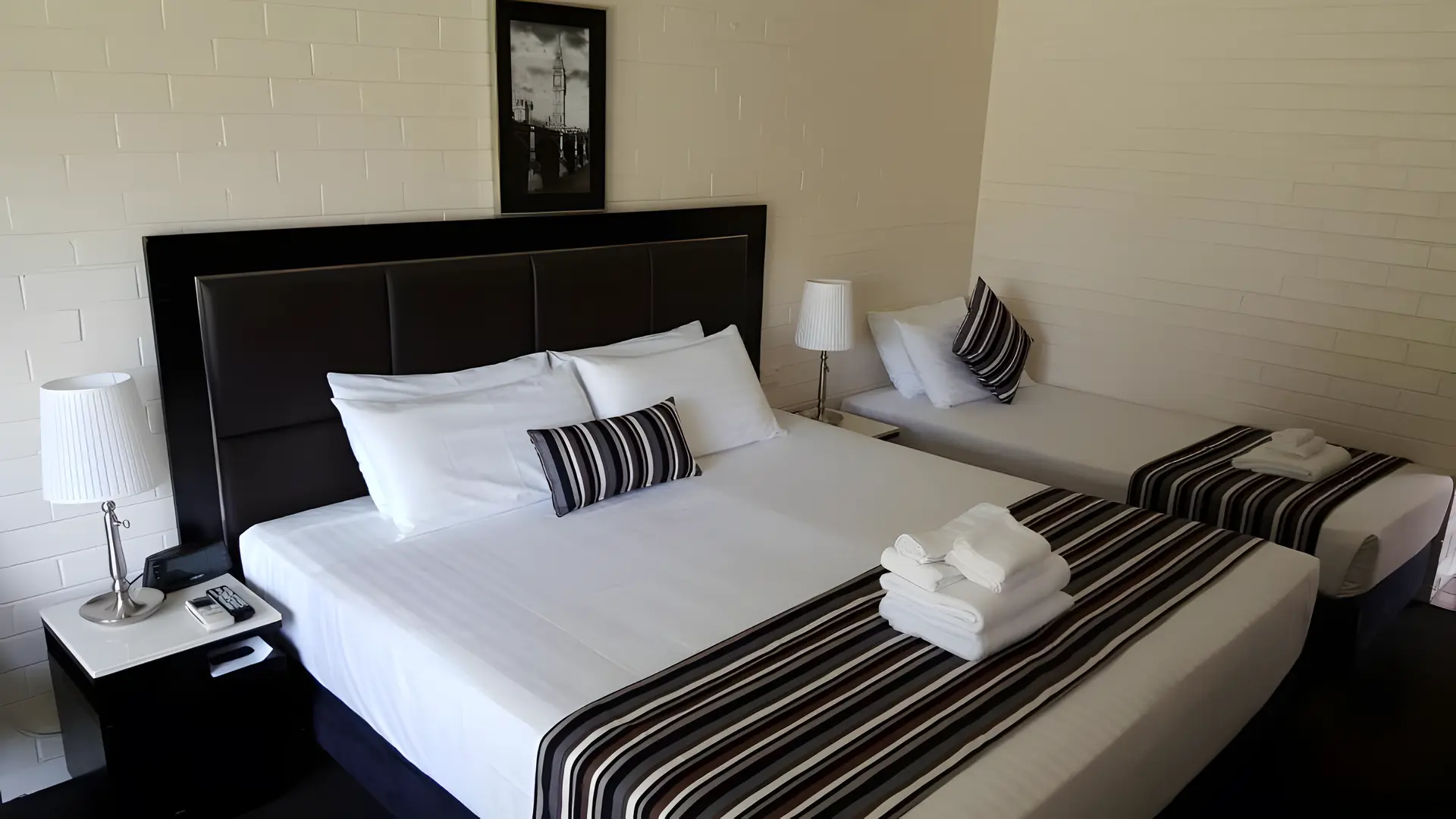 (KING + SINGLE BED) ROOM
