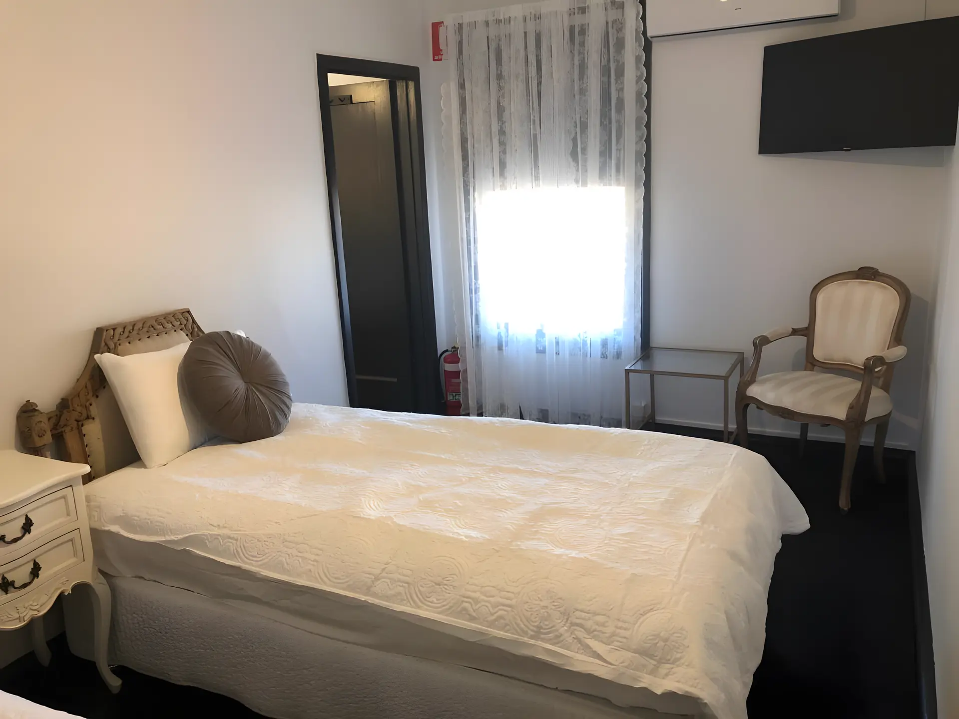 Family Deluxe King 2 Singles Balcony Share bathrooms