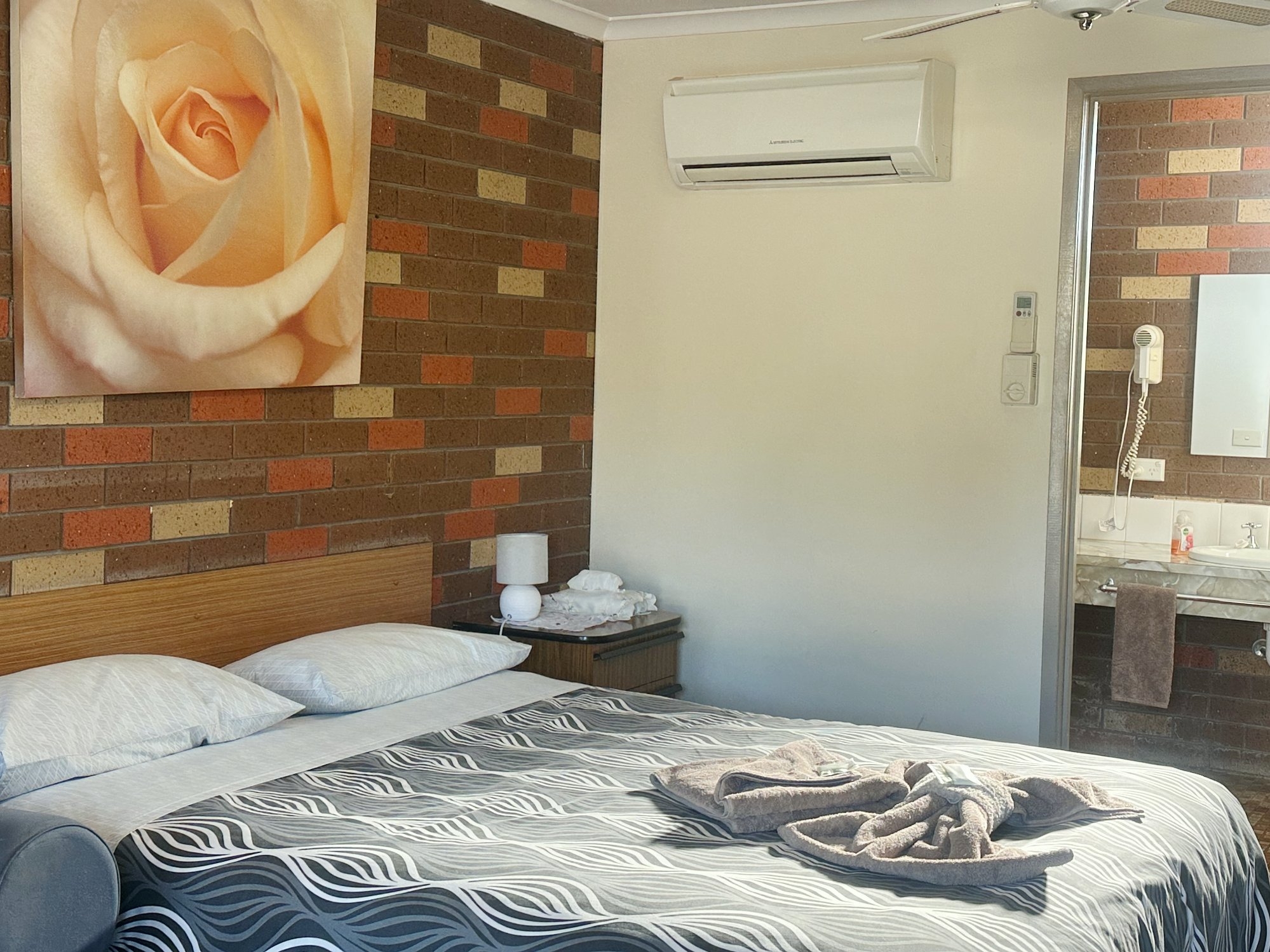 DOUBLE ROOM