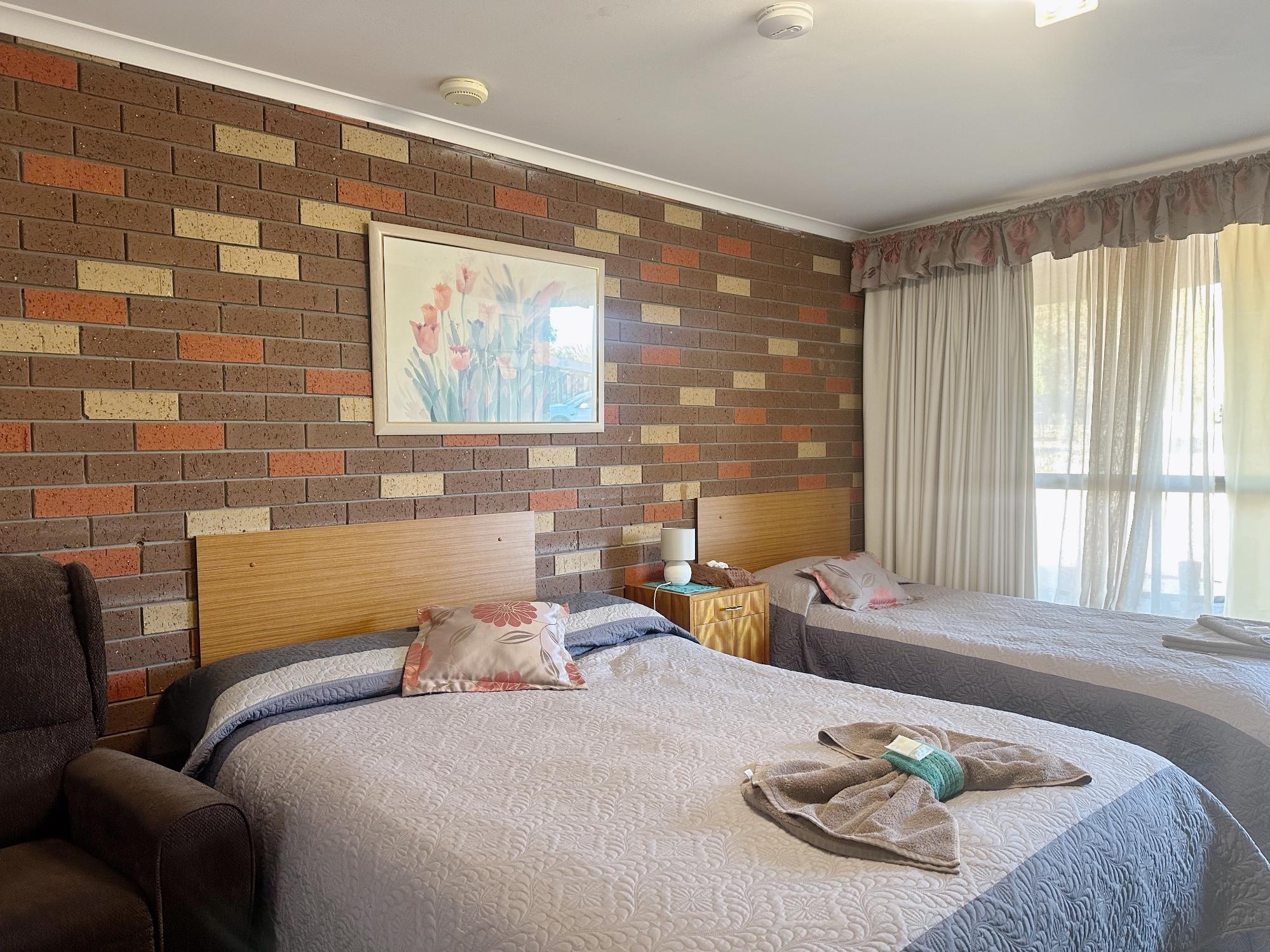 TWIN ROOM